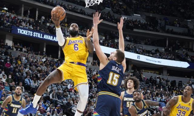 1642310468094055263.jpg 湖人小阵容被约基奇反噬 糟糕防守令他们难撼强敌