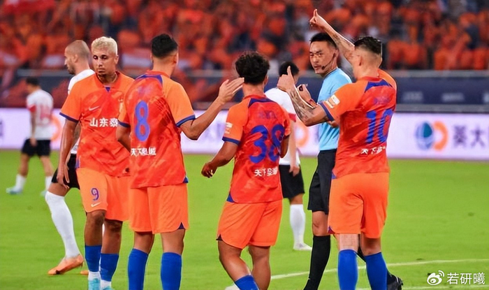 v站体育-马德鲁加曾被视为鲁能离队热门，如今为何依然没走，原因找到了|阿尔瓦罗|洛佩斯|本菲卡足球俱乐部|山东泰山|克雷桑_新浪体育_新浪新闻