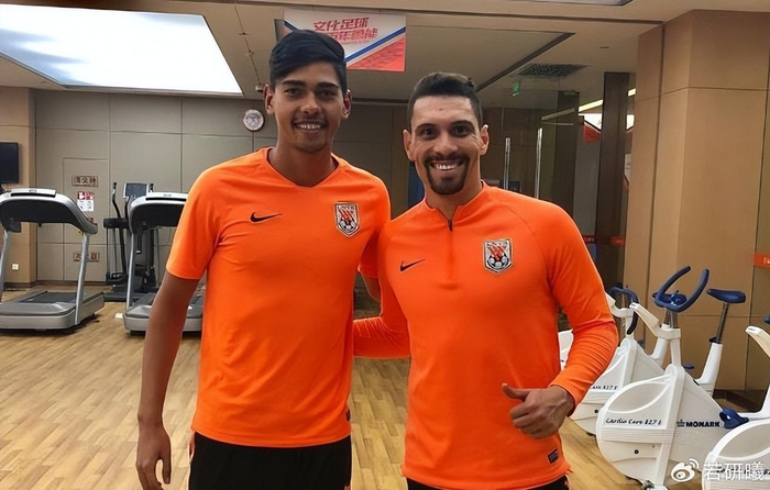 v站体育-马德鲁加曾被视为鲁能离队热门，如今为何依然没走，原因找到了|阿尔瓦罗|洛佩斯|本菲卡足球俱乐部|山东泰山|克雷桑_新浪体育_新浪新闻