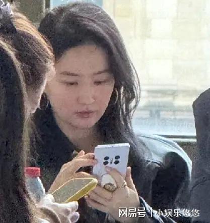 v体育-路人镜头下的刘亦菲胖到不忍直视，手指头跟小柱子似的，好雷人！