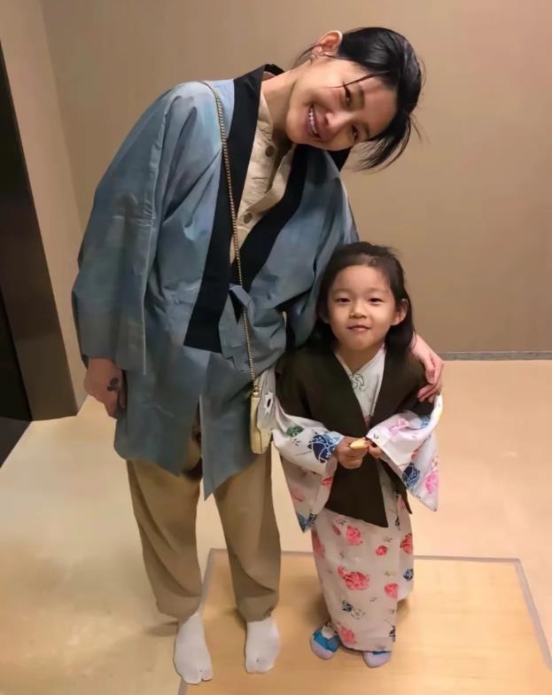 v站体育-大S女儿玥儿开通账号,用烟花缅怀母亲,小S和徐妈同时关注